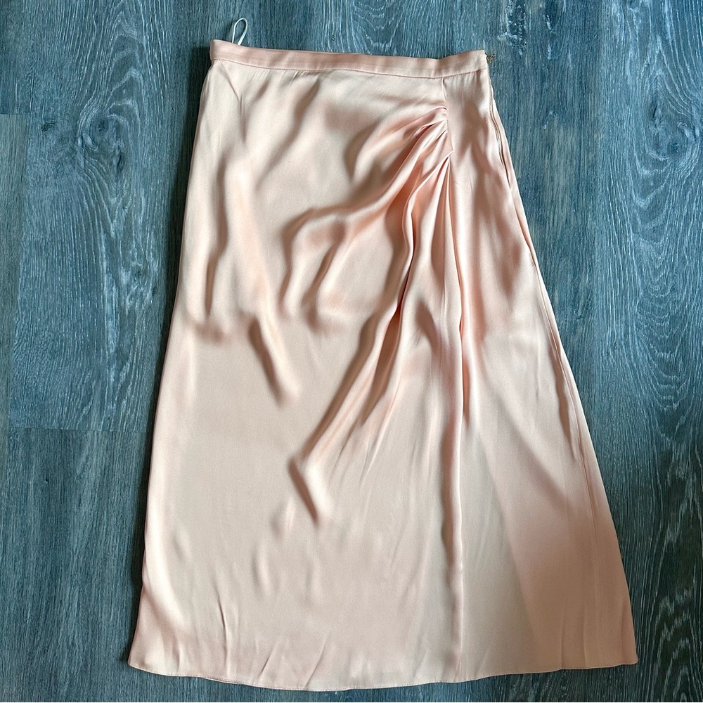 Rochas Paris Pastel peach Silk Skirt
Size: 40 IT / Small